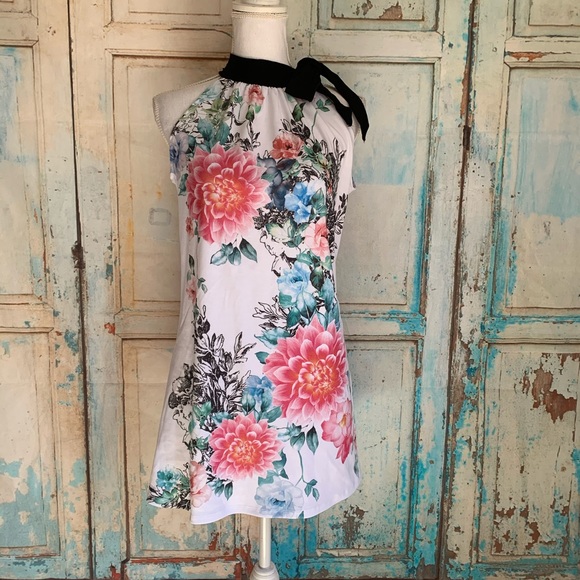 Dresses & Skirts - Floral halter neckline side neck tie dress